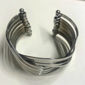 ✨ SILVER TWISTED BANGLE BRACELET